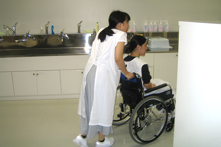 「体位変換・車椅子移乗・移送」の技術試験を実施